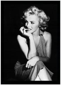 Moderní obrázek v černém rámu 70x100 cm - Marilyn Monroe 3