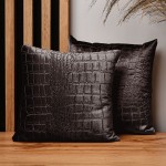 Dekorační povlak na polštář 30x30 cm z hnědé velurové tkaniny s reliéfním vzorem „krokodýlí kůže“