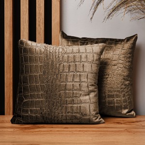 Dekorační povlak na polštář 30x30 cm skořicové barvy z velurové tkaniny s reliéfním vzorem „krokodýlí kůže“