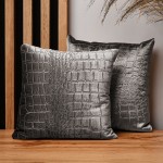 Dekorační povlak na polštář 30x30 cm z šedé velurové látky s reliéfním vzorem „krokodýlí kůže“