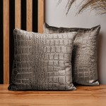 Dekorační povlak na polštář 30x30 cm z velurové tkaniny ocelové barvy s reliéfním vzorem „krokodýlí kůže“