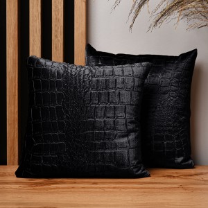 Dekorační povlak na polštář 30x30 cm z černé velurové tkaniny s reliéfním vzorem „krokodýlí kůže“