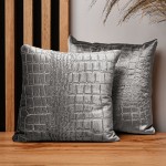 Dekorační povlak na polštář 30x30 cm ze světle šedé velurové tkaniny s reliéfním vzorem „krokodýlí kůže“