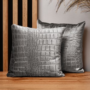 Dekorační povlak na polštář 30x30 cm ze světle šedé velurové tkaniny s reliéfním vzorem „krokodýlí kůže“