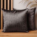 Dekorační povlak na polštář 40x40 cm z hnědé velurové tkaniny s reliéfním vzorem "krokodýlí kůže"