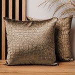 Dekorační povlak na polštář 40x40 cm z velurové tkaniny skořicové barvy s reliéfním vzorem "krokodýlí kůže"