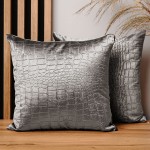 Dekorační povlak na polštář 40x40 cm z šedé velurové tkaniny s reliéfním vzorem "krokodýlí kůže"