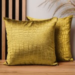 Dekorační povlak na polštář 40x40 cm ze zlaté velurové látky s reliéfním vzorem "krokodýlí kůže"