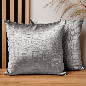 Dekorační povlak na polštář 40x40 cm ze světle šedé velurové tkaniny s reliéfním vzorem "krokodýlí kůže"