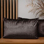 Dekorační povlak na polštář 40x60 cm ze světle šedé velurové tkaniny s reliéfním vzorem "krokodýlí kůže"