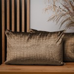 Dekorační povlak na polštář 40x60 cm ze světle šedé velurové tkaniny s reliéfním vzorem "krokodýlí kůže"