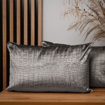 Dekorační povlak na polštář 40x60 cm z šedé velurové tkaniny s reliéfním vzorem "krokodýlí kůže"