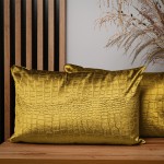 Dekorační povlak na polštář 40x60 cm ze zlaté velurové látky s reliéfním vzorem "krokodýlí kůže"