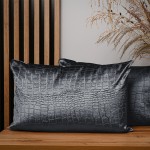 Dekorační povlak na polštář 40x60 cm z antracitové velurové tkaniny s reliéfním vzorem "krokodýlí kůže"