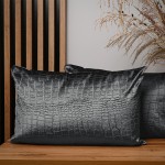 Dekorační povlak na polštář 40x60 cm z tmavě šedé velurové tkaniny s reliéfním vzorem "krokodýlí kůže"