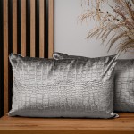 Dekorační povlak na polštář 40x60 cm ze světle šedé velurové tkaniny s reliéfním vzorem "krokodýlí kůže"