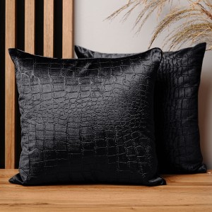 Dekorační povlak na polštář 40x40 cm z černé velurové tkaniny s reliéfním vzorem "krokodýlí kůže"
