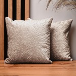 Dekorační povlak na polštář 30x30 cm z béžové velurové tkaniny s texturou „kapek“