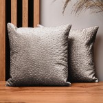 Dekorační povlak na polštář 30x30 cm z tmavě béžové velurové tkaniny s texturou „kapek“