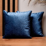 Dekorační povlak na polštář 30x30 cm z modré velurové látky s texturou „kapek“