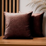 Dekorační povlak na polštář 40x40 cm z červenohnědé velurové tkaniny s texturou "kapek"