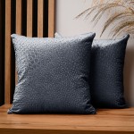 Dekorační povlak na polštář 40x40 cm z šedomodré velurové tkaniny s texturou "kapek"