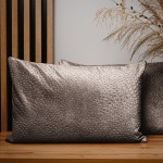 Dekorační povlak na polštář 40x60 cm z tmavě béžové velurové tkaniny s texturou "kapek"