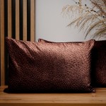 Dekorační povlak na polštář 40x60 cm z červenohnědé velurové tkaniny s texturou "kapek"