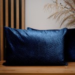 Dekorační povlak na polštář 40x60 cm z modré velurové látky s texturou "kapek"