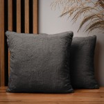 Dekorační povlak na polštář 40x40 cm v tmavě šedé barvě v imitaci kožešiny