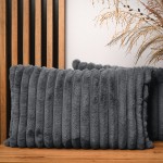 Dekorační povlak na polštář 40x60 cm v grafitové imitaci kožešiny s prošíváním