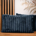 Dekorační povlak na polštář 40x60 cm v tmavě modré imitaci kožešiny s prošíváním