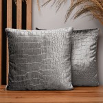 Dekorační povlak na polštář 35x35 cm ze světle šedé velurové látky s reliéfním vzorem „krokodýlí kůže“