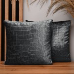 Dekorační povlak na polštář 35x35 cm z tmavě šedé velurové tkaniny s reliéfním vzorem „krokodýlí kůže“