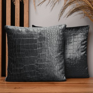 Dekorační povlak na polštář 35x35 cm z tmavě šedé velurové tkaniny s reliéfním vzorem „krokodýlí kůže“