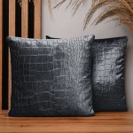 Dekorační povlak na polštář 35x35 cm z antracitové velurové tkaniny s reliéfním vzorem „krokodýlí kůže“