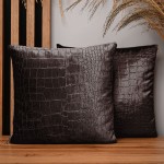Dekorační povlak na polštář 35x35 cm z hnědé velurové tkaniny s reliéfním vzorem „krokodýlí kůže“