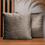 Dekorační povlak na polštář 35x35 cm z velurové tkaniny ocelové barvy s reliéfním vzorem „krokodýlí kůže“