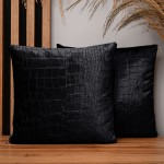 Dekorační povlak na polštář 35x35 cm z černé velurové tkaniny s reliéfním vzorem „krokodýlí kůže“