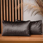 Dekorační povlak na polštář 30x50 cm z hnědé velurové tkaniny s reliéfním vzorem „krokodýlí kůže“