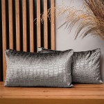 Dekorační povlak na polštář 30x50 cm z šedé velurové látky s reliéfním vzorem „krokodýlí kůže“