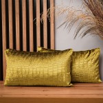 Dekorační povlak na polštář 30x50 cm ze zlaté velurové látky s reliéfním vzorem „krokodýlí kůže“