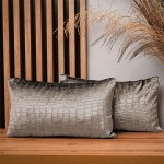 Dekorační povlak na polštář 30x50 cm z velurové tkaniny ocelové barvy s reliéfním vzorem „krokodýlí kůže“