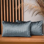 Dekorační povlak na polštář 30x50 cm z šedomodré velurové tkaniny s reliéfním vzorem „krokodýlí kůže“