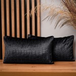 Dekorační povlak na polštář 30x50 cm z černé velurové tkaniny s reliéfním vzorem „krokodýlí kůže“