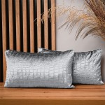 Dekorační povlak na polštář 30x50 cm z velurové tkaniny popelavé barvy s reliéfním vzorem „krokodýlí kůže“