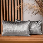 Dekorační povlak na polštář 30x50 cm ze světle šedé velurové tkaniny s reliéfním vzorem „krokodýlí kůže“