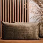 Dekorační povlak na polštář 40x80 cm z velurové tkaniny skořicové barvy s reliéfním vzorem "krokodýlí kůže"