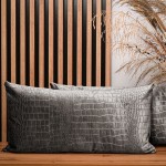 Dekorační povlak na polštář 40x80 cm z šedé velurové tkaniny s reliéfním vzorem "krokodýlí kůže"