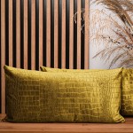 Dekorační povlak na polštář 40x80 cm ze zlaté velurové látky s reliéfním vzorem "krokodýlí kůže"